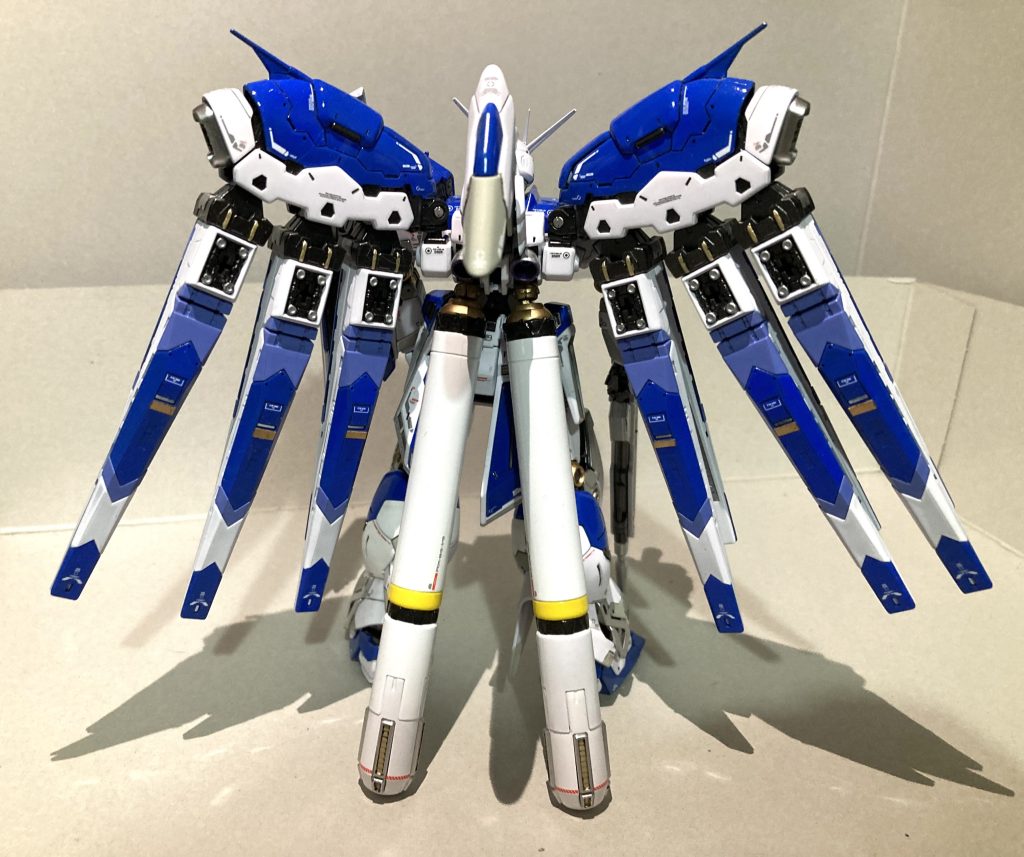 ファンネルには差し色でゴールドのプラ板をペタリ。またプロペラントタンクにも黄色のラインを加えました。