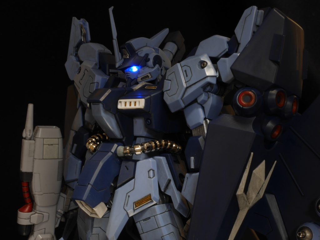 目が青く光ったり。