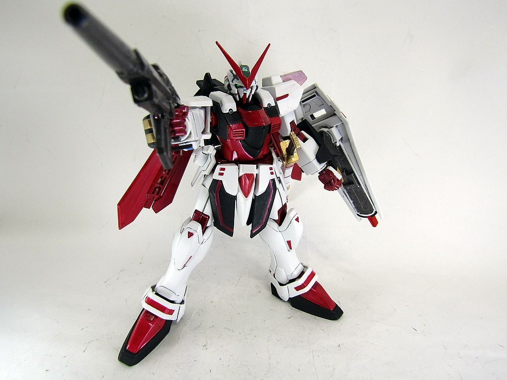 設定としては航行中の事故により流れ着いた謎のネオでジャパンなコロニーで何たら覇王流とかいう拳法の達人に手ほどきを受けつつ、現地で入手した謎のMSっぽいジャンク機体を利用して作成した機体という感じです。(;^_^Aレッドフレームのパーツも使用しているということで、ビームライフルとシールドも装備しています。ファウンデーション事変のすっみこに登場していたらいいな( ̄▽ ̄;)