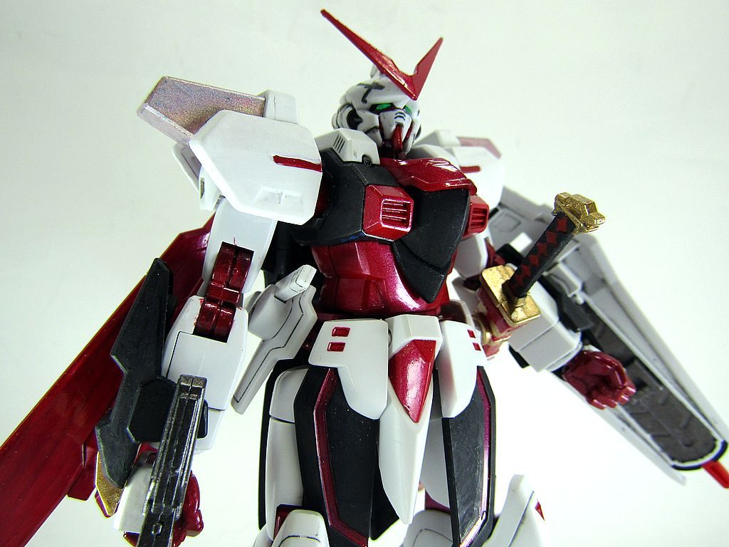 いかがでしたでしょうか。6月は忙しく、なかなか製作時間を取れない感じでしたが100投稿にたどり着きました。\(^o^)/肩のクリアパーツの色に困り、レッドフレームっぽい感じはメタリックレッドだろうかと悩みましたが、マイティーストライクフリーダムにおすすめという書き込みを見て試しに買ったトランザムレッドを使ってみました。乾燥前はどうなることかと思いましたが、乾いてみたらそこまで主張がきつくないのでこれもありなんではないかと。レッドフレームとコラボしていないアナザー系ガンダムからGガンダムを選び、設定を考えがてら調べていると、気になる書き込みを見つけました。海外版のゴッドガンダムは宗教的配慮によりBURNING GUNDAMとなっているらしいのです。タイトルの「G」はどこに?ならばタイトルもBガンダムにしたらいいのでは?\(◎o◎)/高度な改造はできませんが、今後ともよろしくお願いします。<(_ _)>