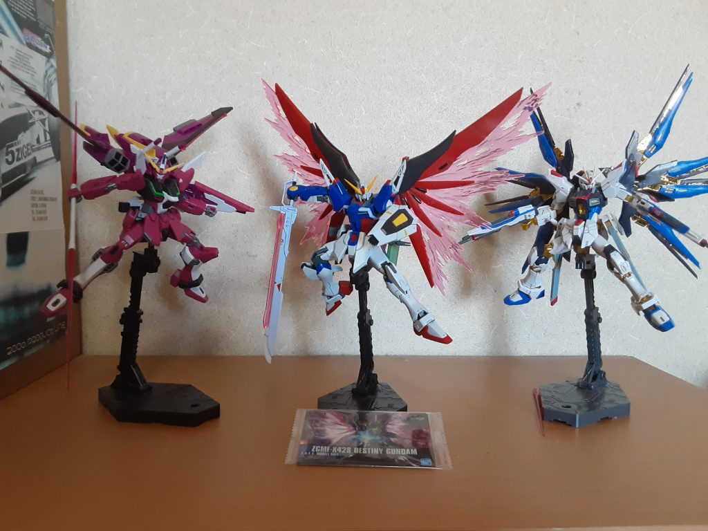 SEED FREEDOMの配信が始まり、色んな方の考察が面白くて見ていますが、その中でも一番おぉ‼️となったのが今回の種割れシーンが全て刷新されて前のが良かった、なんて意見もありますがあれ理由があって、「それぞれの種割れの基本色にそれぞれの思い人の色が入っている」との考察がXで流れてきて「うわー気づいてなかった‼️」とめちゃ反省(キラ君は紫基本でラクスピンク、アスランは緑基本でカガリゴールド、シンは赤基本でルナの赤(多分)とステラの黄色かゴールド、そしてラクスはピンクに紫)と同時にまた感動しました。そして12月発売のディスク予約始まってますが、皆さん何を選びますか？私は特典が色々ありすぎて頭パンクしたので通常の特典版にしました(日本語おかしい、なんだよ通常の特典てwww)