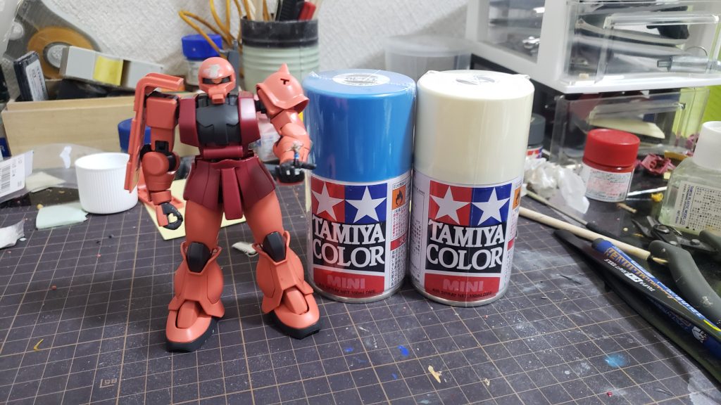 元はシャアザクなので頭部の穴埋めと肩のスパイクのビルダーズパーツ接着位で軽〜く改造してます