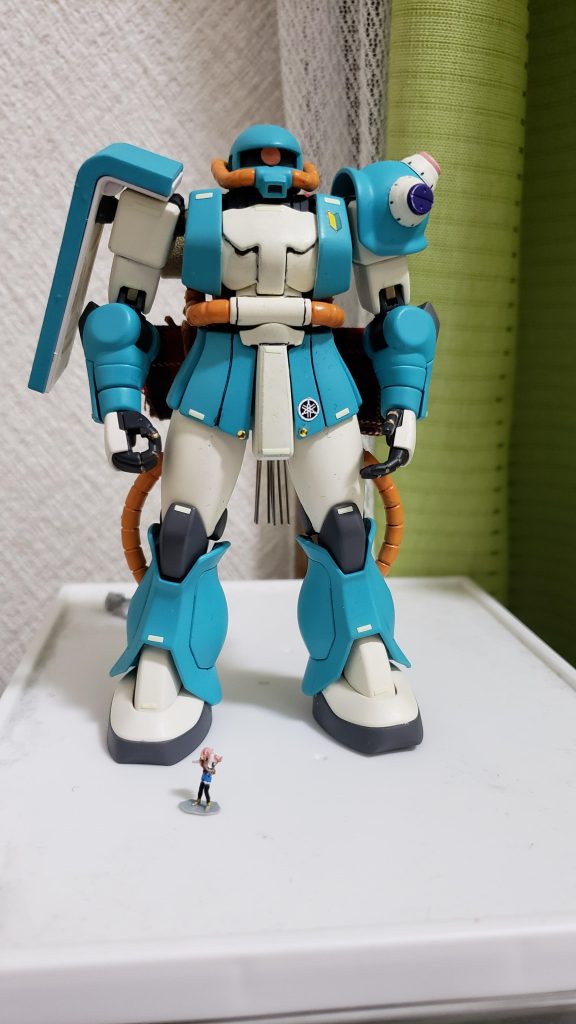 正面から各部の白いシールにはある仕組みが…