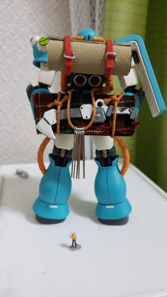 後ろから必殺のマキワリ・ブレイドは腰の専用装備キャンピング・ラック(笑)にマウント可能なのだ！