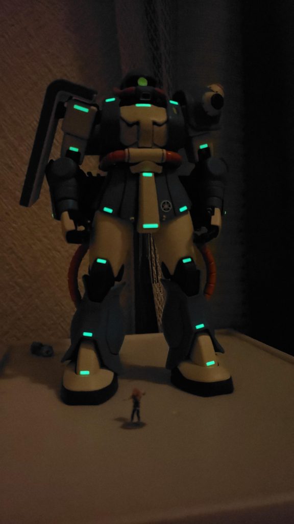 なんと各部のシールは蓄光で暗いとこで光るのだ！優しい光でご近所に迷惑をかけずキャンプをすることが出来る！素敵！