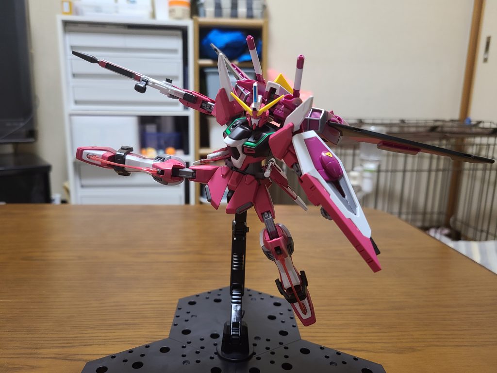 脛ビームブレイドでの蹴りシーン風に1枚。イモジャにも付いてましたがこの武装はやっぱり隠者のイメージが強いですね…DESTINYでビームブーメランを蹴り飛ばしたシーンが個人的に好きだったり。