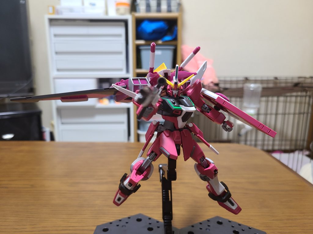 ビームライフルを構えて1枚。ライフルのデザインはジャスティスより隠者の方が好きだったりします。