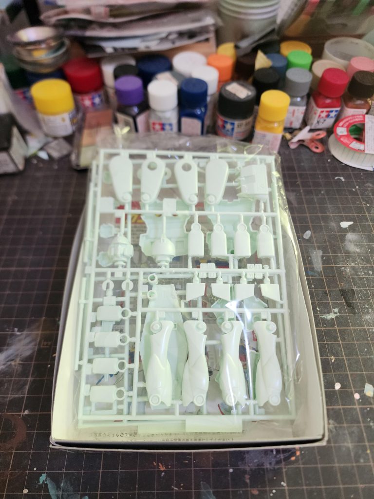 旧キットと言えばやっぱりこの感じどうすっかなこれと頭を悩ませるのもひとつの工程になってます