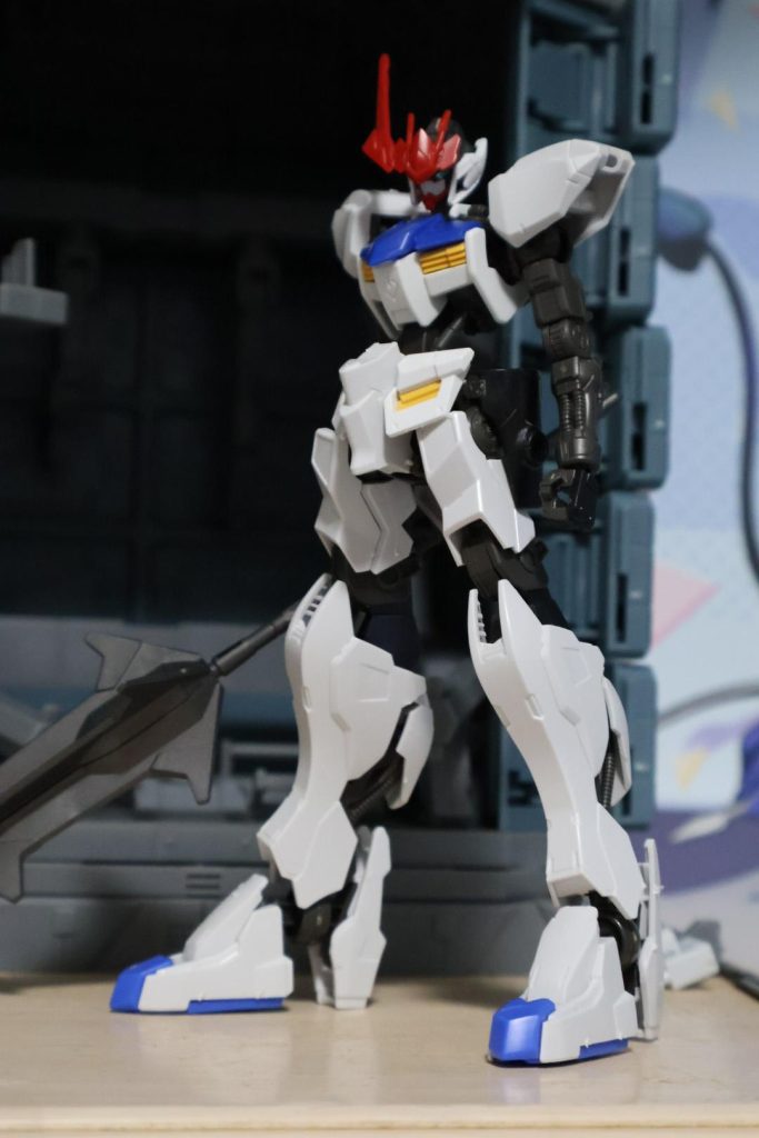 素立ち両腕部フレームが剥き出しな状態になっていますが、装甲がついてないため反応速度が他のガンダムフレームより素早く動かせる。頭部はアスタロトとバルバトスのパーツが流用されています。大腿部にはバルバトス　脚部はバエルのパーツが流用されています。