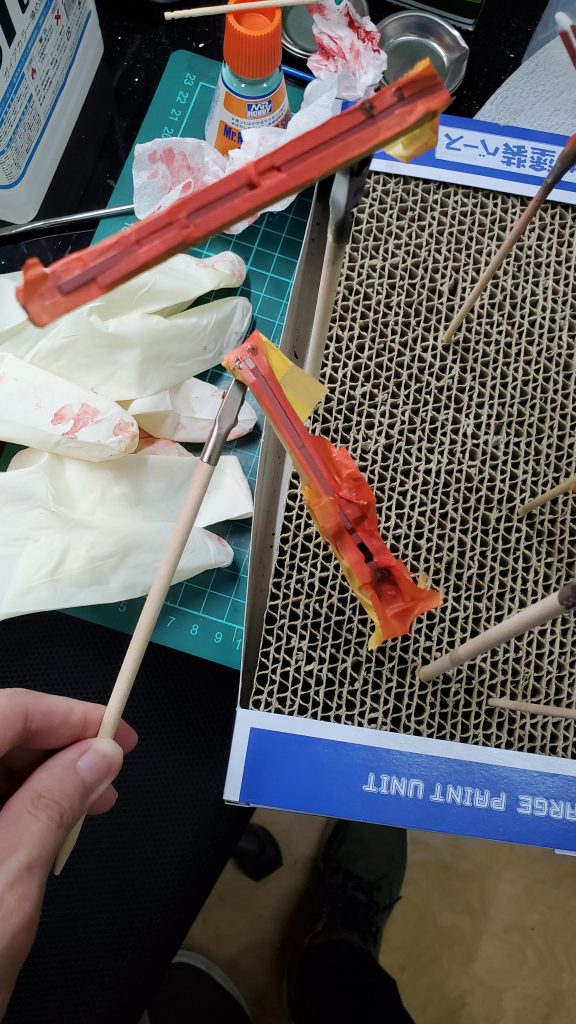 おまけ下地をグレーサフで赤を塗った結果、レンガみたいな色になりました。そのため白を塗って、その上から赤を塗り直しています。暖色の下地は白にしようと誓った出来事でした。