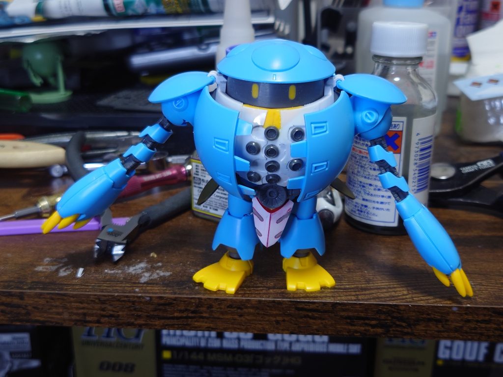 ボディ内側に薄いプラバンを貼り込んでディテールパーツの小さいバーニアをそれっぽく並べます。