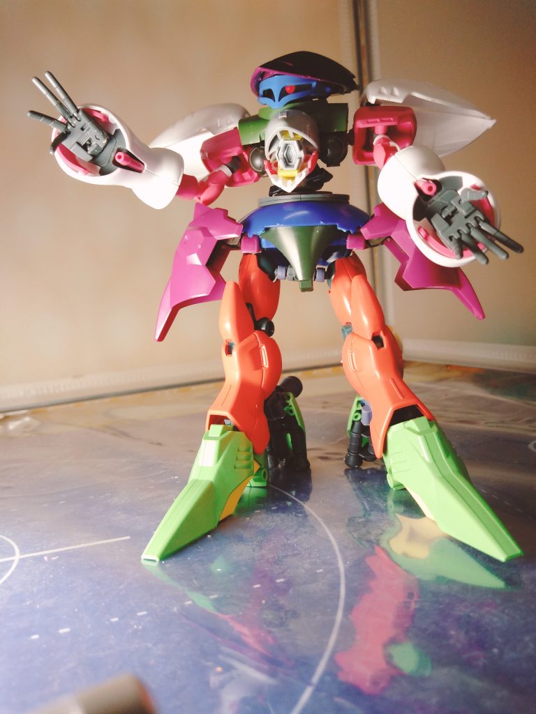 まさかザッパーザクのゴーグルが無加工でスポッと挟まるとは思いませんでした。おかげでモノアイとの空間が出来てどの方向から見ても隙間からモノアイがこちらを見ている様にする事が出来ました。偶然の産物です。