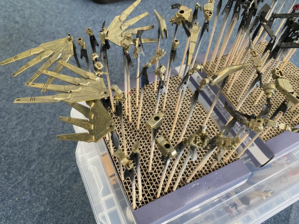 本機は白い部分が多いですが、アクリジョンでは白塗装が鬼門。そこで今回は全パーツをMr.フィニッシング サーフェイサー1500 ブラックで塗装。白や金など隠蔽力の乏しいカラーを重ねていきますが、黒立ち上げの効果か、奥行きのある色味がでました。