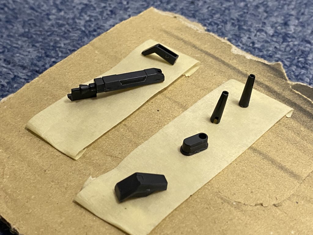 サフ吹きの際、小さな部品は段ボールにドラフティングテープを貼り付け、その上において固定しました。