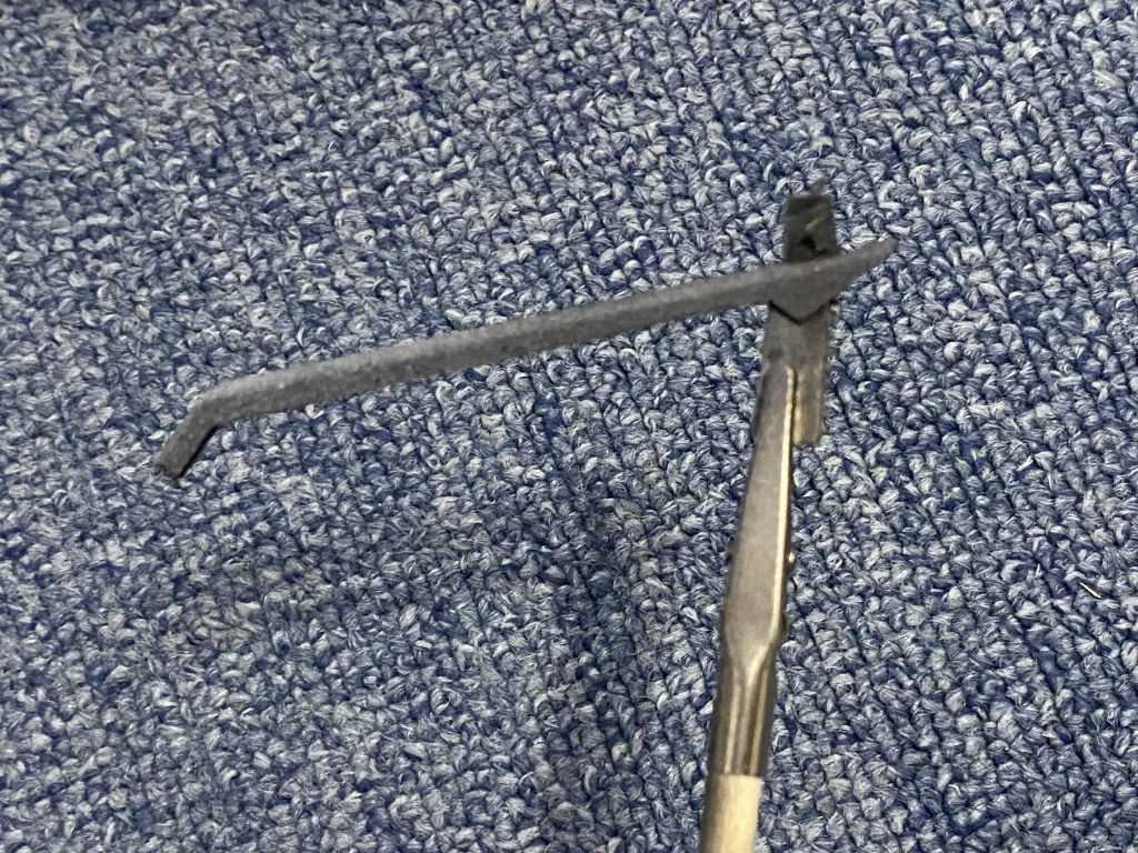 プラウドディフェンダーの細かな部品も、ドラフティングテープをスリットに差し込んで塗装棒で保持しました。