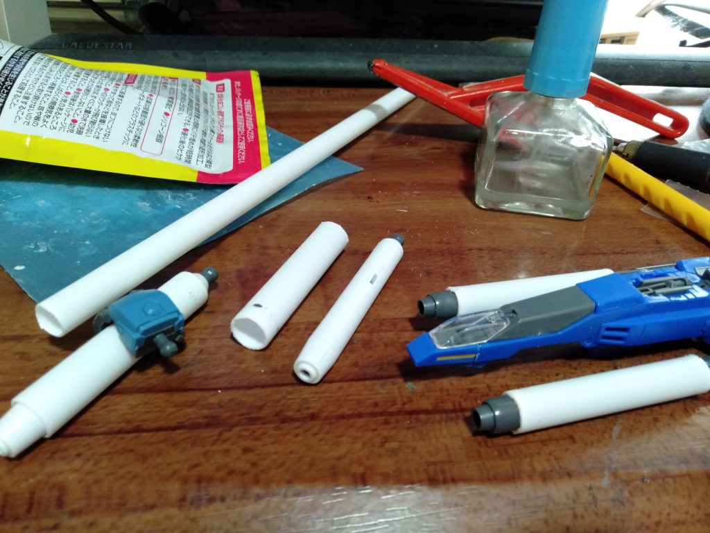 簡単な改造ですが、キットのハイパービームサーベルを二回りほど大きくし、ビームライフルの銃身も同じように太くしました。これなら強化型ZZガンダムらしくなったと想います。