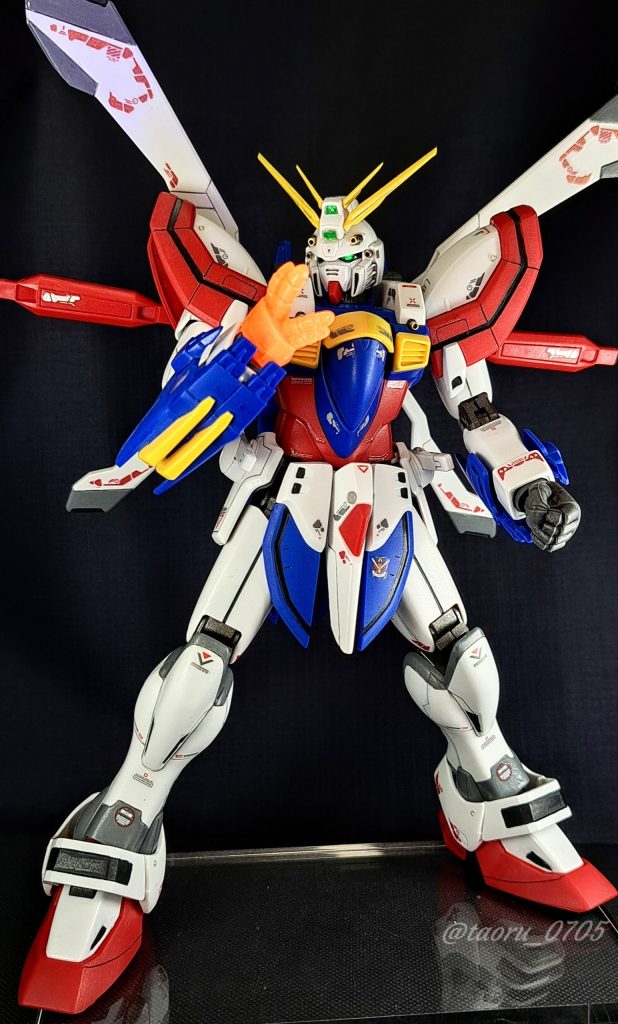 今回はRGゴッドガンダムを参考にして、ディテールアップをおこないました。一番頑張ったのはスジボリです。①ニードル⇒②キサゲ⇒③BMCタガネの順に彫り進めています。今回からガイドにクリアーラインテープを使用しました。めちゃくちゃ使いやすかったです。スジボリは、3年前にガンプラを始めたばかりの頃では全くできなかったことなので、本当に我ながら成長を感じました。また、今回はエッジ出しにもかなり気を遣いました。素組みの写真がないので比較はできませんが、見た目の印象に差が出ているはずです（多分！）。