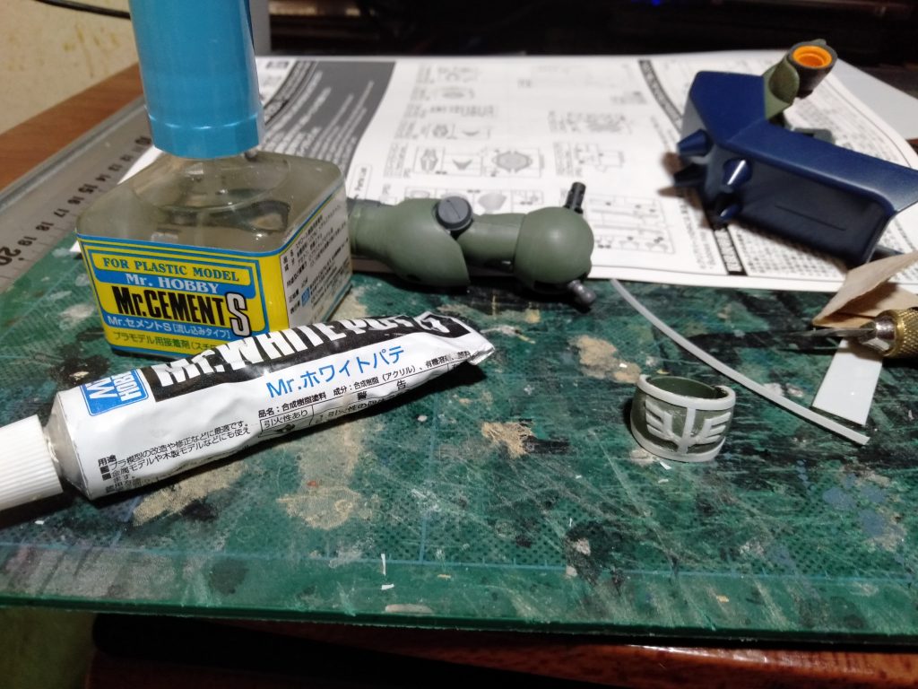 ヤクト・ドーガ袖付きを創る為に、メルカリ等でMGギラ・ドーガの腕だけ購入。バックパックやライフルは、以前MGギラ・ドーガ改の不要なパーツより流用しました。それで入手した腕パーツを、袖付きに改造する為に、0・3ｍｍプラバンを1ｍｍに線状へ切り出して、張り付けながら整形しました。割と簡単な工作で5分もかかりませんでした（笑）