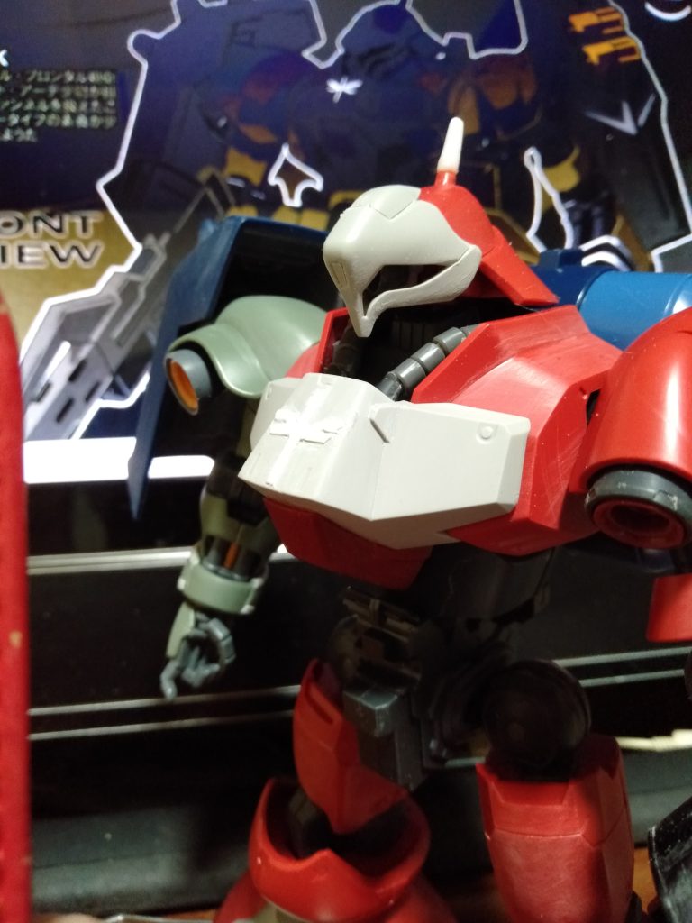 やっちゃいました・・・頭部の改造というか、モノアイを新設してる時にゴミと誤認して、頭部のアンテナを捨ててしまった、しかも探したが見つからず。(´Д⊂ｸﾞｽﾝ仕方が無いから、資料見ながら創りました(;´д｀)トホホ　　まぁついでに胸部のエングレービングの紋章をまた0・3ｍｍのプラバンで製作しました