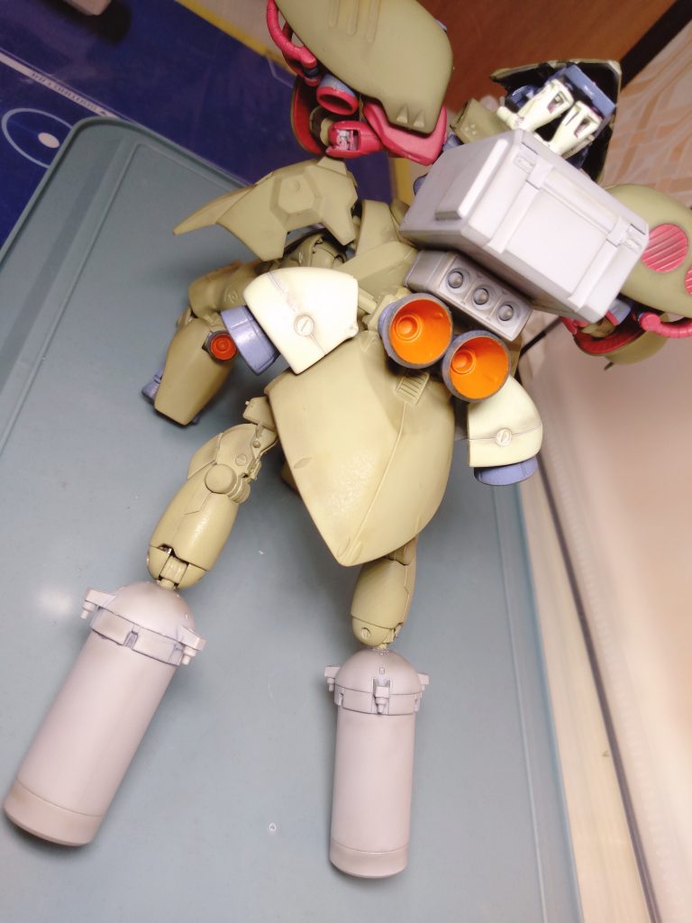 背部ユニットは高速で飛来し続ける目当てのデブリと長時間速度を合わせて飛び続ける事が出来るだけのプロペラントタンクとペイロード確保が目的の装備で付け外し可能。