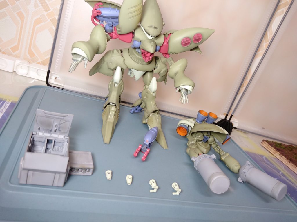 肩部アーマーに格納された2機の作業用ファンネルは遠隔操作でも精密な作業が行えるこの機体の特徴的な装備。