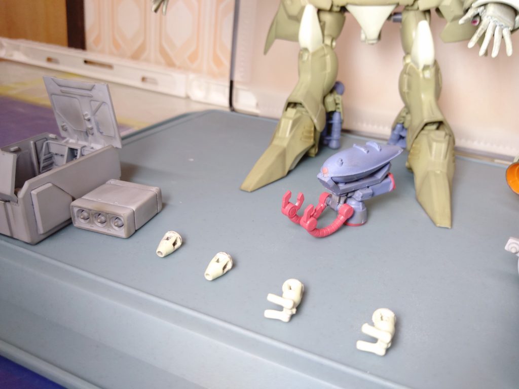 作業用アームがフレキシブルに動き人体を傷付けずに保持する事が出来る。後頭部に装着されている4基のファンネルは測距範囲の拡張の為に作業用ファンネルと同時に展開。低威力に絞ったビームによる円滑な救助、ジャンクの解体鹵獲を補助する役割がある。