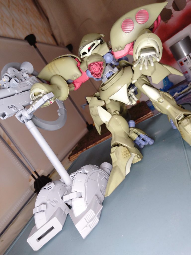 重火力の砲撃が必要な緊急時には背部ユニットを装着して4基からなるパックパックのエネルギーを使った飽和攻撃を可能としている。