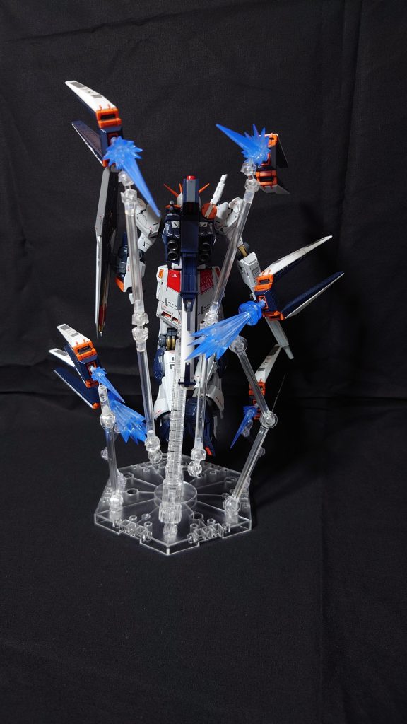 ファンケルを飛ばせて飾るときのスタンド作りに苦労しました。エフェクトパーツはクリアのものにクリアブルーを吹いています。