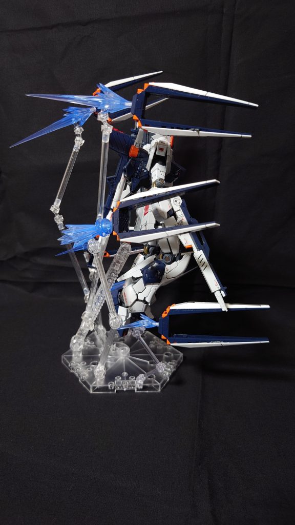 ファンネルとエフェクトパーツのつなぎ目は、プラ棒を使って十字のアダプターをつくってつないでいます。かなりぐらぐらするので、移動するときは緊張します。頑張って作った甲斐あり、とても愛着湧く作品ができました！