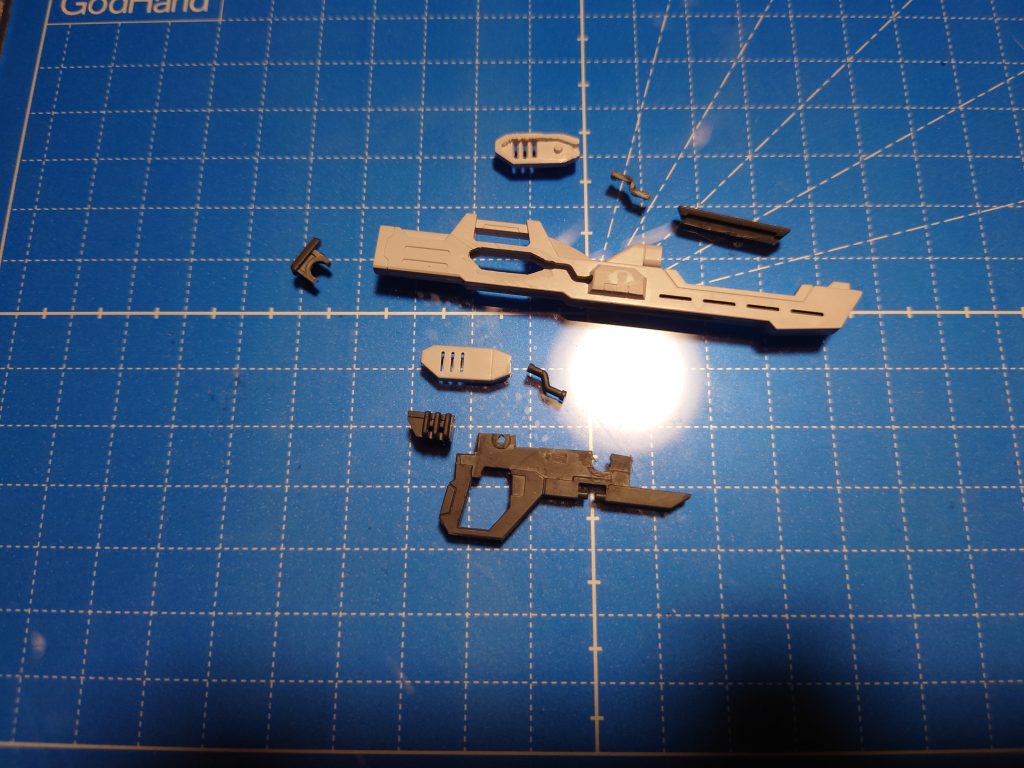 ビームライフルの分割。後から、ここは切らなくても良かったかなってのが幾つかありました。ネオジム磁石も仕込んだんですが、しっかり固定出来て無かったようで、完成後にビームライフルを動かくとカタカタと音が鳴ります。次回はもうちょい上手くやりたいところ。