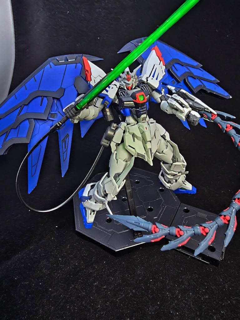 カラーレシピです 本体白:Mr.カラースプレー・ホワイト 本体黒:タミヤカラースプレー・タミヤカラースプレー・ダークブルー 本体青:Mr.カラースプレー・コバルトブルー(黒立ち上げ) 本体赤:Mr.カラースプレー・モンザレッド 本体銀:Mr.カラースプレー・シルバー フレーム:ガンダムカラースプレー・MSファントムグレー バーニア:ガンダムマーカー・EXメッキシルバー スミ入れはタミヤの市販のスミ入れ塗料(グレー、ブラック)です。