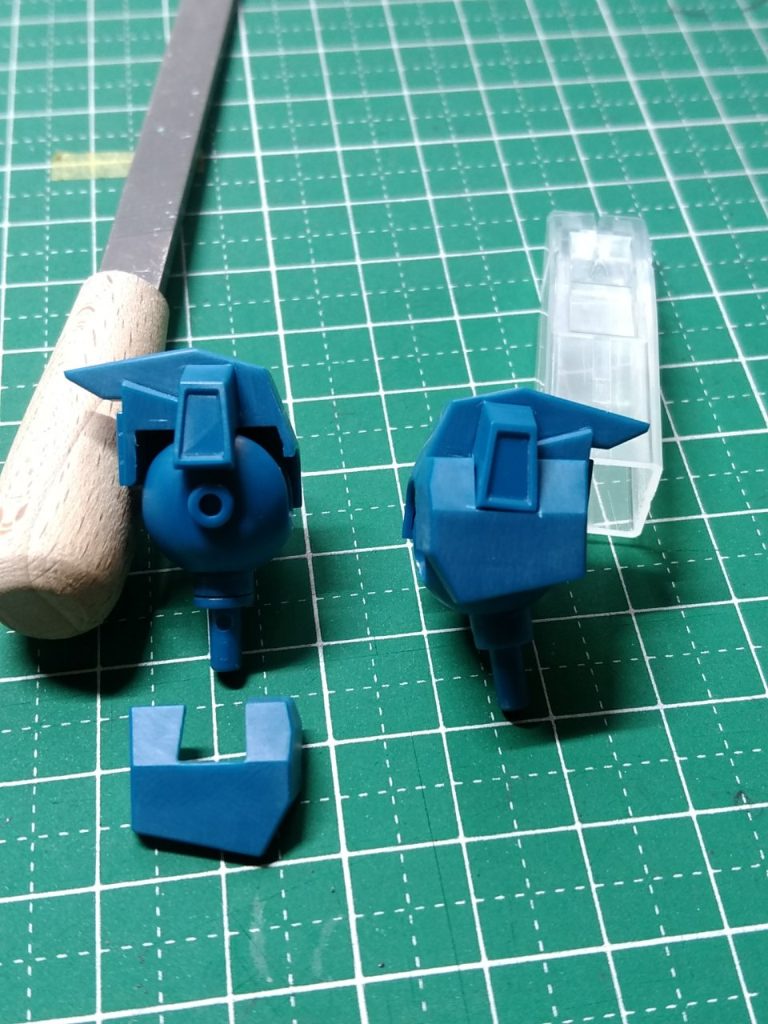 肩アーマーに合わせ目でるので、ノコギリで一部カットして後ハメ加工しました。