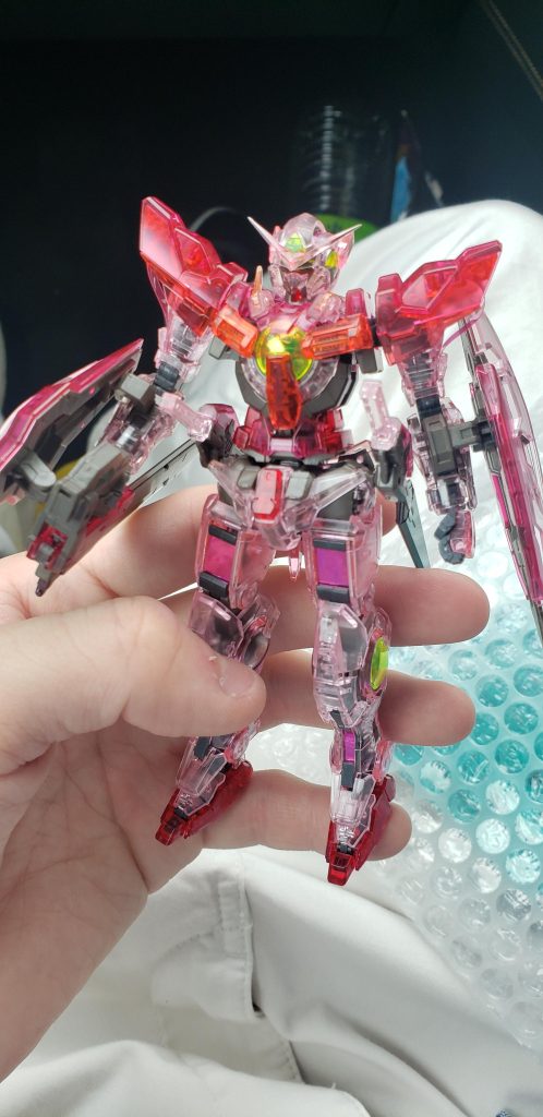 お迎え時箱無しだったため2200円ぐらいでお迎えしました素組みだけだったのでリメイク用で買ったのですが、RG+ベース限定品完成度が高いのと、このエクシアくんを作った制作者さんの作りがすごい丁寧だったため案が出るまでこのまま飾ってましたw