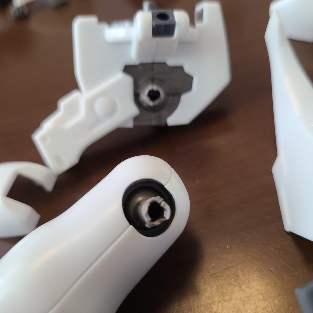 事故割りばしと瞬間接着剤で補修しました…