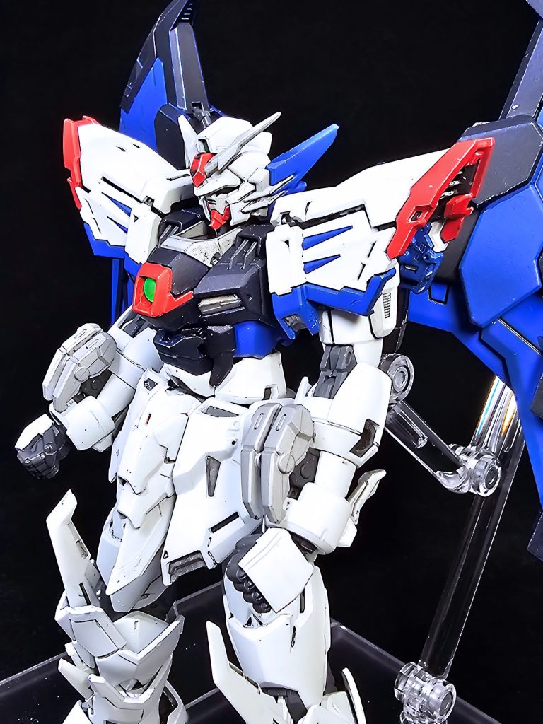 どうしてフリーダムカラーなのか? それはもちろん、今年初めに公開されて大ヒットした劇場版SEEDの存在もあります。ただそれと同じくらい大きかったのは、RGはアドヴァンスドジョイントが採用されている点でした。 これは塗装が難しいことで有名で、なおかつエピオンの場合はヒートロッドに採用されてしまっているので余計に塗装の難易度が素人には高いと感じました。 そうした中でヒートロッドを塗装せずに、かつオリジナルカラーで仕上げることは出来ないかと考えた結果が、フリーダムカラーです(フリーダムの盾は、白と黒(ダークブルー)と赤なので)。