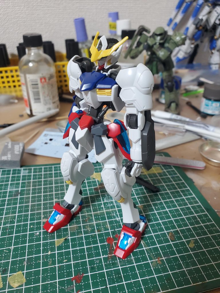 この2体をミキシングする際の問題点としては・足首のジョイントが合わない・肩を動かすと胴体と干渉してすぐ取れるというものがありました