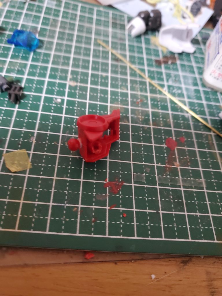 肩パーツはボールジョイントの下にプラ板を入れて干渉しないようにしてみました