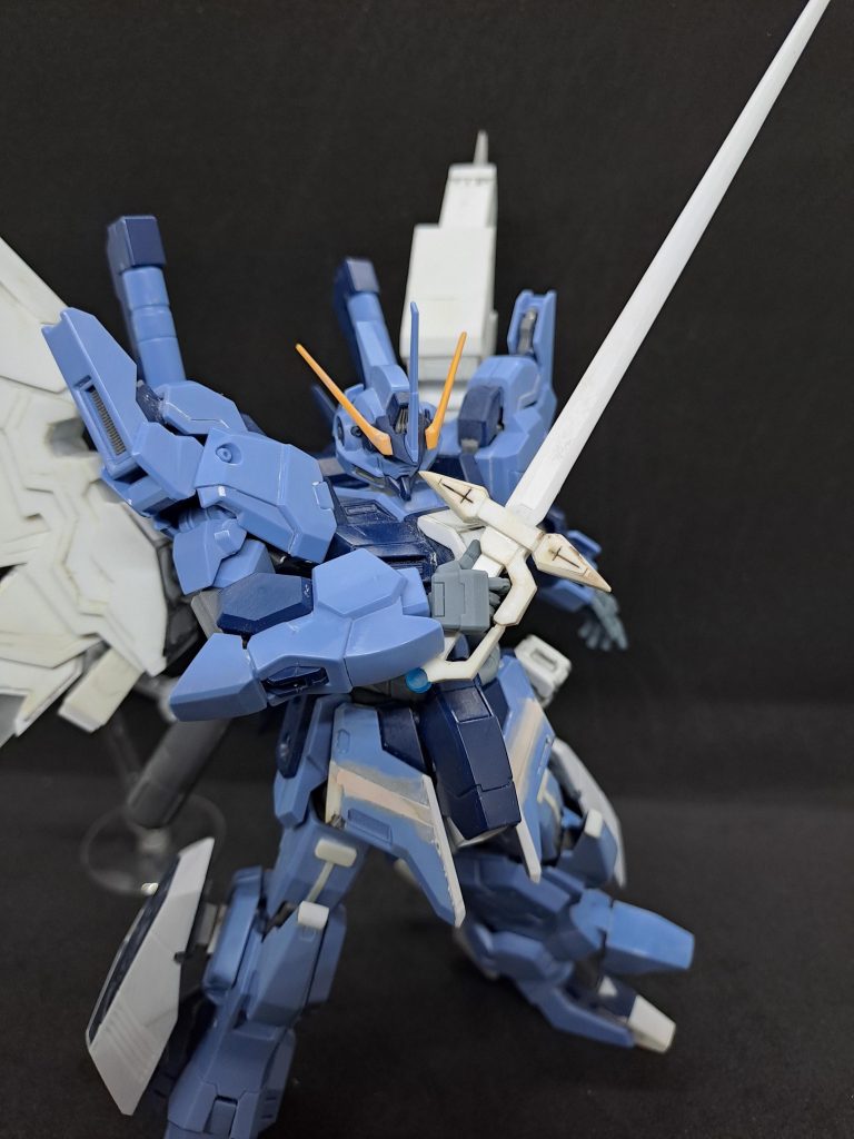 B装備の原型はサンぽん氏のイラストにて、彼がリインフォース姉妹に用意したオリジナルレイピア。参考画像：https://www.pixiv.net/artworks/94594877 