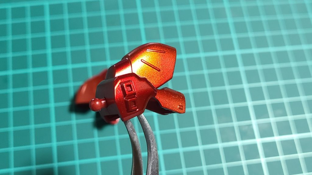 光の当たり方によってはこんな感じでハッキリわかるのですが・・・まあボディー部分は少しクリアーレッド厚めに吹いちゃったっぽいので差がわかり難いのかな。