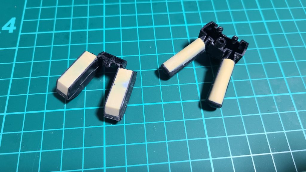 結構派手な肉抜き穴があるので、プラ板とパテで軽く塞いで・・・