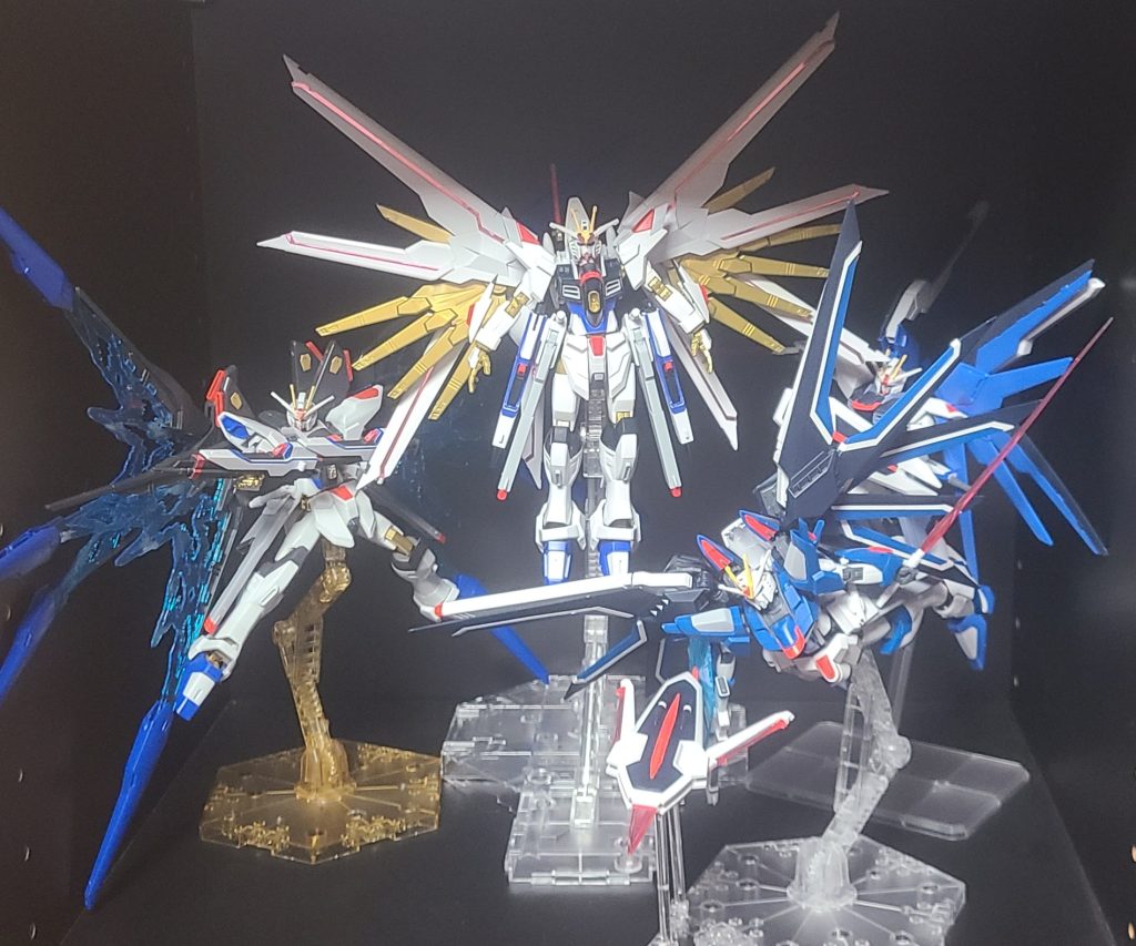 そしてフリーダム'sの揃い踏み!(トプ画の奴)ここまで揃えられて本当に嬉しい( ´p  ̫ •̥` )。全員翼を広げてカッコよく飾れて良かったです♡⸜(ˆᗜˆ˵ )⸝♡もし予算に余裕が出来たら、このまま綺麗に飾る用と劇中再現用のダメージマイフリ作りたいなぁって思っちゃいましたw、マイフリの全登場シーンは中破してましたしね。