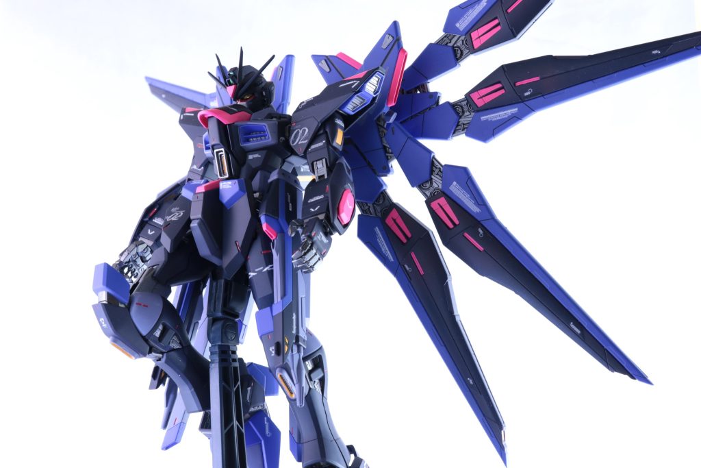 堕天使が降臨した感じを意識したカラーリングにしました。