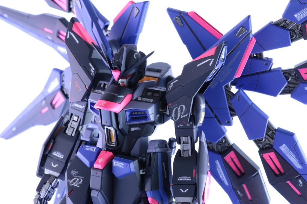 蛍光ピンクを差し色にしていますがやり過ぎないよう意識しました。