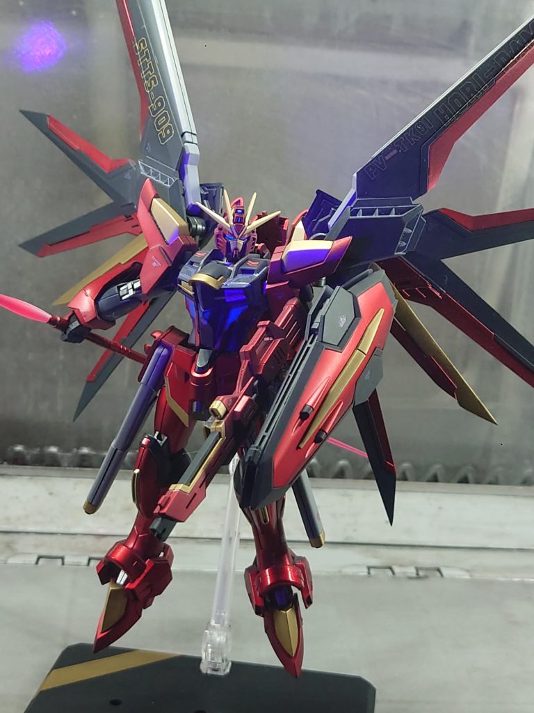 カメラアイと胸部はUVライトで光るようにしました。アイアンマンっぽく(笑)