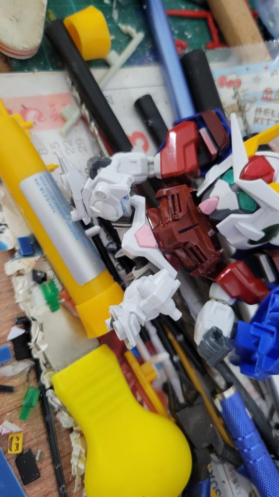 足を可動関節に改造する前に、関節を可動にできないか検討しました。