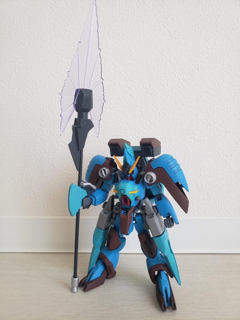 メイン武装の大型ビームジャベリン。柄の末端部に搭載したバーニアによって投擲武器としても高い威力を発揮する。ドラグーン制御により投擲後の回収も可能。