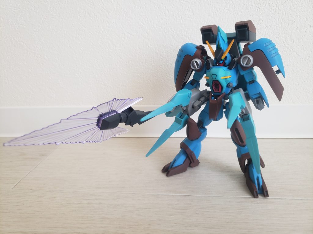 腰部に搭載された近接用武装。攻撃の他捕縛にも使用でき、ビームライフルが内臓されているため射撃も可能。その他、腹部に大出力のプラズマ収束ビーム砲、腹部両サイドに機関砲が内臓されている。