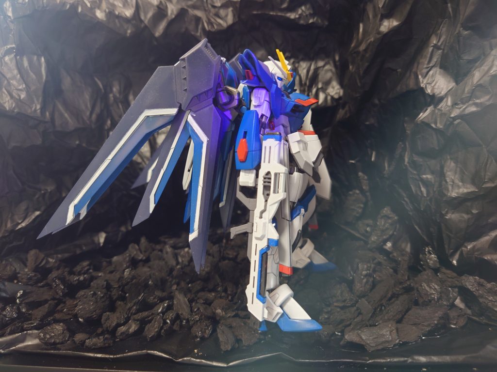 ビームライフル後ハメ加工したら、部品が闇に堕ちました。羽の塗り分けも頑張ったつもりです。水性塗料とか使ってたの忘れてトップコートに落下使ってしまって、塗装が1部溶けてます…