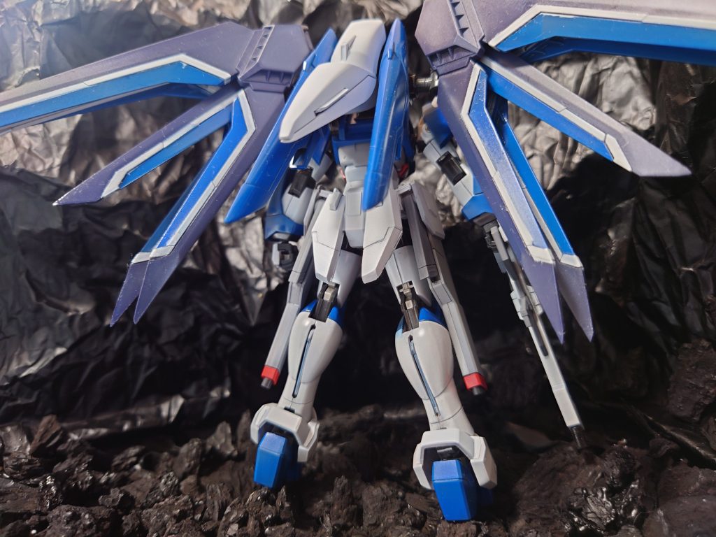 リアスカート大型化もプラ板積層にて初挑戦。羽先端をプラ板で鋭く…したつもり継ぎ目が汚い(´・ω・｀)