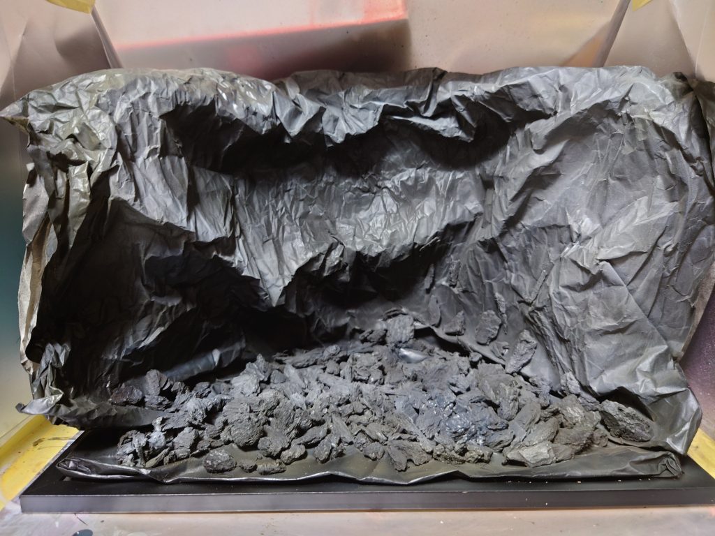 ガンプラ本体じゃないですが、劇中シーンを再現したくてジオラマベースモドキも初挑戦。プレバンの緩衝材の茶紙と百均にある写真フレームとバークチップを木工ボンドで接着して塗装したものです。